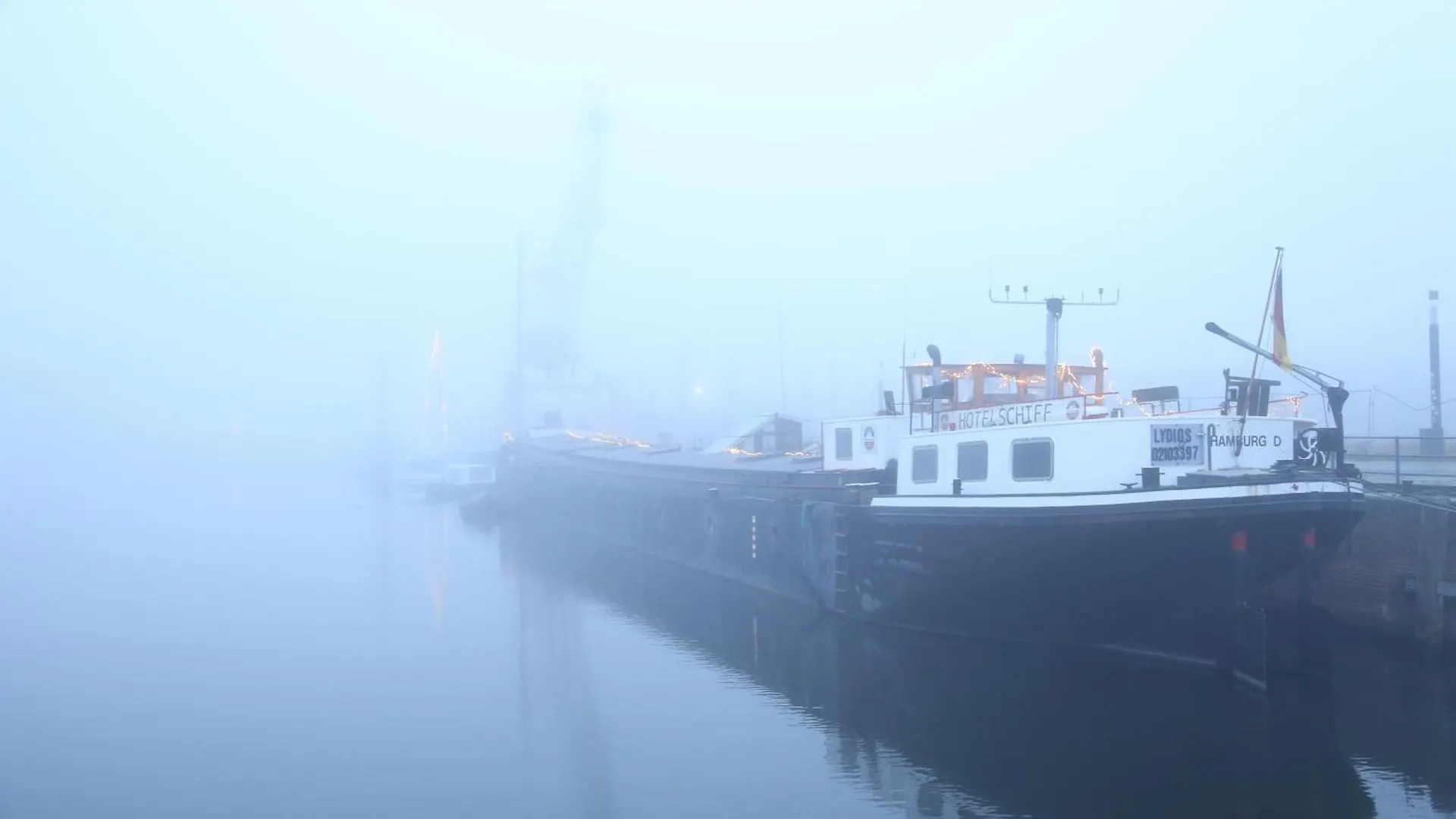 Schiffshotel Schlafen im Hafen Hamburg Deutschland
